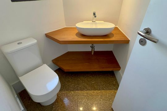 Apartamento mobiliado com 3 quartos e closet, churrasqueira e piscina no condomínio. Ideal para comprar. — Lavabo 2