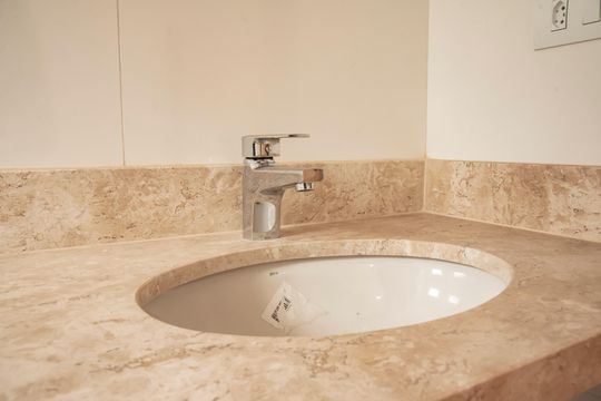 Casa com 3 quartos e varanda. Churrasqueira no condomínio. Ideal para comprar. — Banheiro da Suíte 3