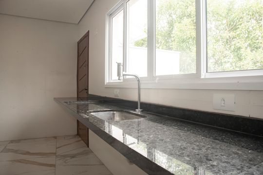 Casa com 3 quartos e varanda. Churrasqueira no condomínio. Ideal para comprar. — Cozinha