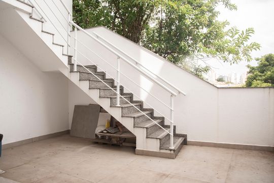 Casa com 3 quartos e varanda. Churrasqueira no condomínio. Ideal para comprar. — Área de serviço