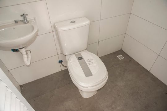 Casa com 3 quartos e varanda. Churrasqueira no condomínio. Ideal para comprar. — Banheiro de serviço