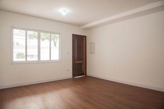 Casa com 3 quartos e varanda. Churrasqueira no condomínio. Ideal para comprar. — Sala