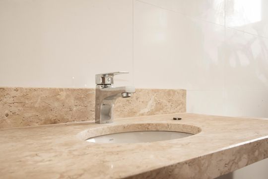 Casa com 3 quartos e varanda. Churrasqueira no condomínio. Ideal para comprar. — Banheiro da Suíte 1