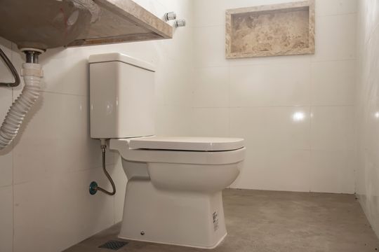 Casa com 3 quartos e varanda. Churrasqueira no condomínio. Ideal para comprar. — Banheiro da Suíte 1