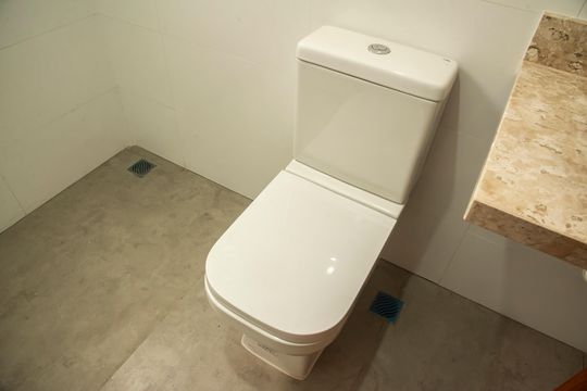 Casa com 3 quartos e varanda. Churrasqueira no condomínio. Ideal para comprar. — Banheiro da Suíte 2