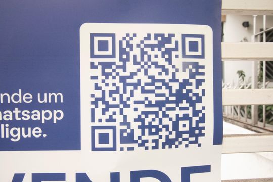Casa com 3 quartos e varanda. Churrasqueira no condomínio. Ideal para comprar. — QR Code