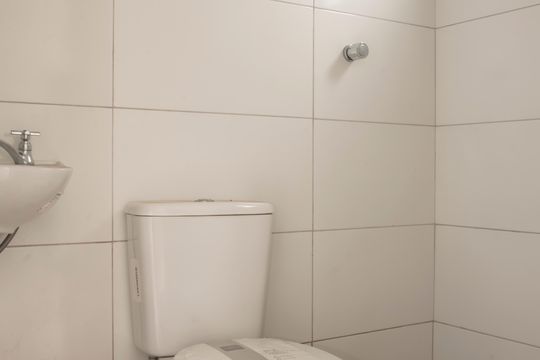 Casa com 3 quartos e varanda. Churrasqueira no condomínio. Ideal para comprar. — Banheiro de serviço