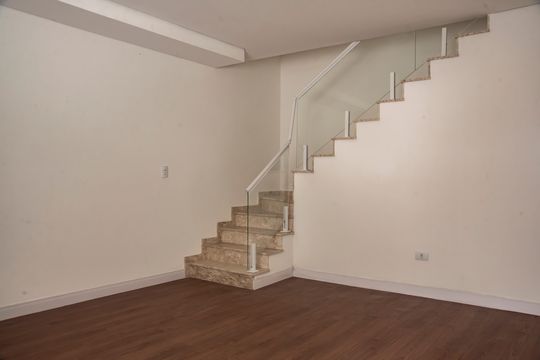 Casa com 3 quartos e varanda. Churrasqueira no condomínio. Ideal para comprar. — Sala