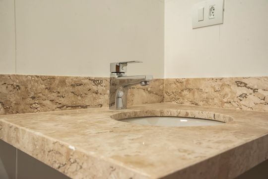 Casa com 3 quartos e varanda. Churrasqueira no condomínio. Ideal para comprar. — Banheiro da Suíte 2