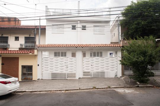 Casa com 3 quartos e varanda. Churrasqueira no condomínio. Ideal para comprar. — Fachada