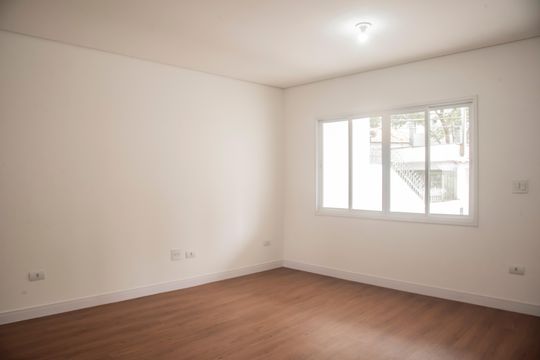 Casa com 3 quartos e varanda. Churrasqueira no condomínio. Ideal para comprar. — Sala