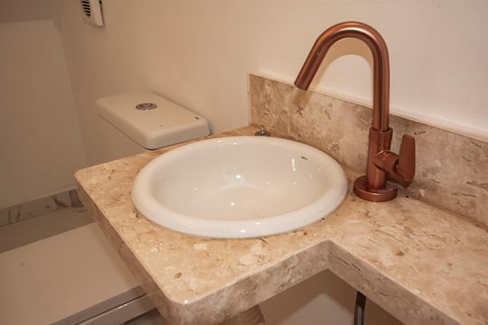 Casa com 3 quartos e varanda. Churrasqueira no condomínio. Ideal para comprar. — Lavabo