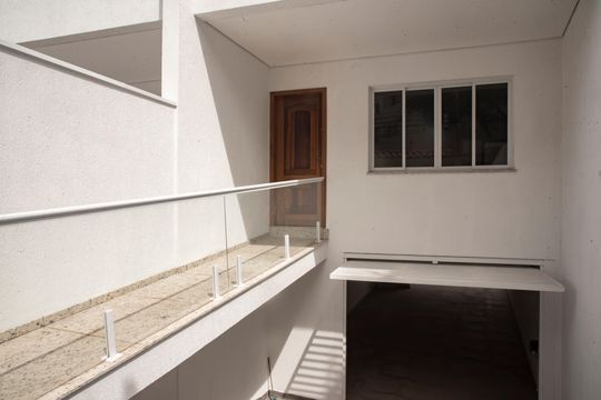Casa com 3 quartos e varanda. Churrasqueira no condomínio. Ideal para comprar. — Hall de entrada