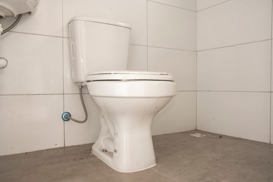 Casa com 3 quartos e varanda. Churrasqueira no condomínio. Ideal para comprar. — Banheiro de serviço