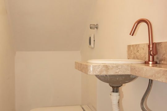 Casa com 3 quartos e varanda. Churrasqueira no condomínio. Ideal para comprar. — Lavabo