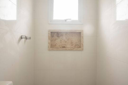 Casa com 3 quartos e varanda. Churrasqueira no condomínio. Ideal para comprar. — Banheiro da Suíte 1
