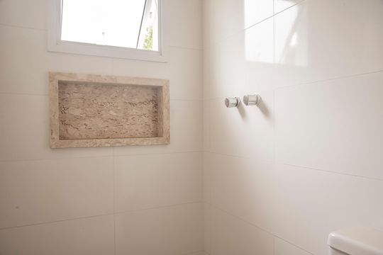 Casa com 3 quartos e varanda. Churrasqueira no condomínio. Ideal para comprar. — Banheiro da Suíte 3