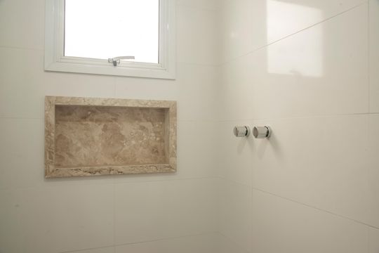Casa com 3 quartos e varanda. Churrasqueira no condomínio. Ideal para comprar. — Banheiro da Suíte 2