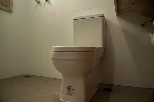 Casa com 3 quartos e varanda. Churrasqueira no condomínio. Ideal para comprar. — Banheiro da Suíte 2