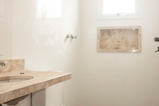 Casa com 3 quartos e varanda. Churrasqueira no condomínio. Ideal para comprar. — Banheiro da Suíte 1