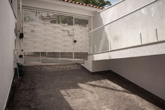 Casa com 3 quartos e varanda. Churrasqueira no condomínio. Ideal para comprar. — Hall de entrada