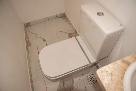 Casa com 3 quartos e varanda. Churrasqueira no condomínio. Ideal para comprar. — Lavabo