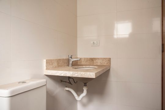 Casa com 3 quartos e varanda. Churrasqueira no condomínio. Ideal para comprar. — Banheiro da Suíte 3