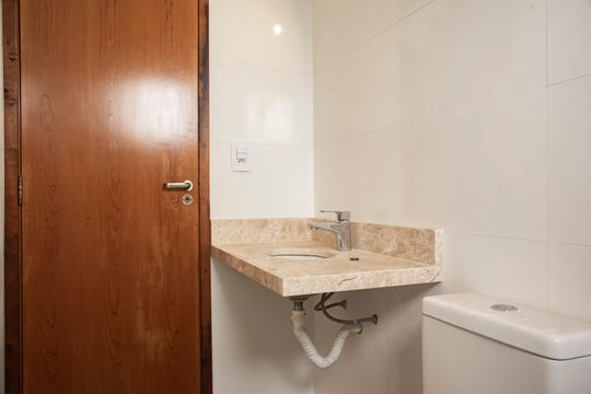 Casa com 3 quartos e varanda. Churrasqueira no condomínio. Ideal para comprar. — Banheiro da Suíte 1
