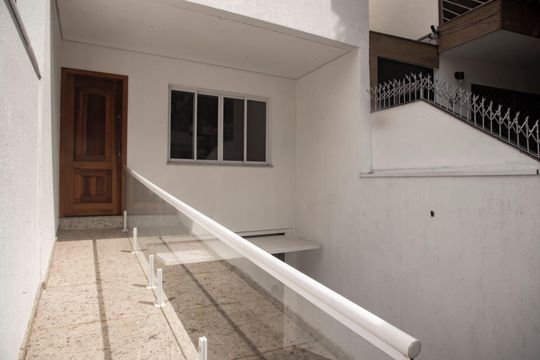 Casa com 3 quartos e varanda. Churrasqueira no condomínio. Ideal para comprar. — Hall de entrada