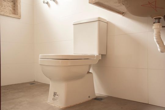 Casa com 3 quartos e varanda. Churrasqueira no condomínio. Ideal para comprar. — Banheiro da Suíte 3