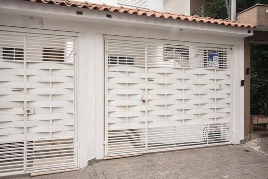Casa com 3 quartos e varanda. Churrasqueira no condomínio. Ideal para comprar. — Frente