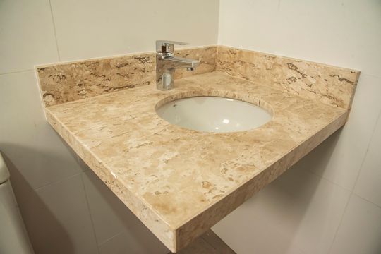 Casa com 3 quartos e varanda. Churrasqueira no condomínio. Ideal para comprar. — Banheiro da Suíte 2