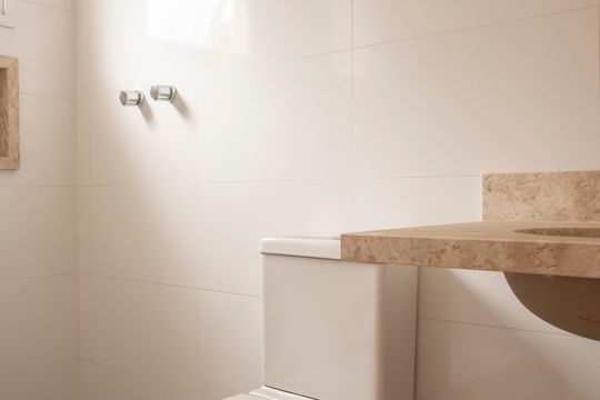 Casa com 3 quartos e varanda. Churrasqueira no condomínio. Ideal para comprar. — Banheiro da Suíte 3