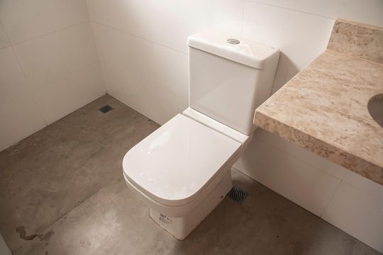 Casa com 3 quartos e varanda. Churrasqueira no condomínio. Ideal para comprar. — Banheiro da Suíte 3