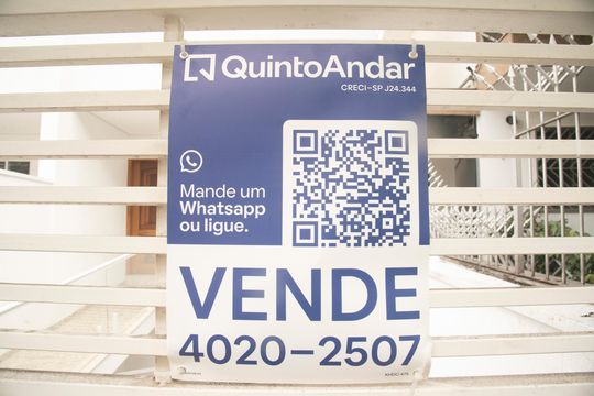 Casa com 3 quartos e varanda. Churrasqueira no condomínio. Ideal para comprar. — Plaquinha