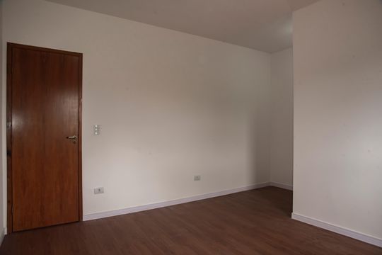Casa com 3 quartos e varanda. Churrasqueira no condomínio. Ideal para comprar. — Suíte 1