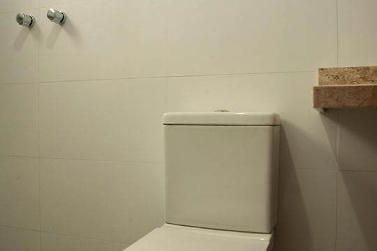 Casa com 3 quartos e varanda. Churrasqueira no condomínio. Ideal para comprar. — Banheiro da Suíte 2