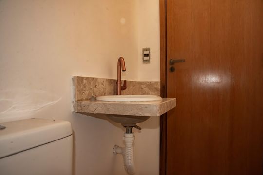Casa com 3 quartos e varanda. Churrasqueira no condomínio. Ideal para comprar. — Lavabo