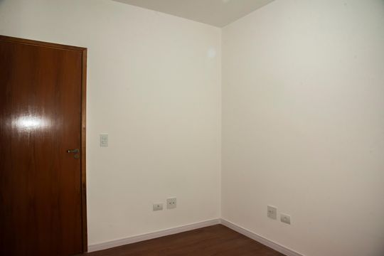 Casa com 3 quartos e varanda. Churrasqueira no condomínio. Ideal para comprar. — Suíte 2