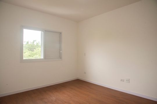 Casa com 3 quartos e varanda. Churrasqueira no condomínio. Ideal para comprar. — Suíte 1