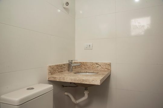 Casa com 3 quartos e varanda. Churrasqueira no condomínio. Ideal para comprar. — Banheiro da Suíte 2