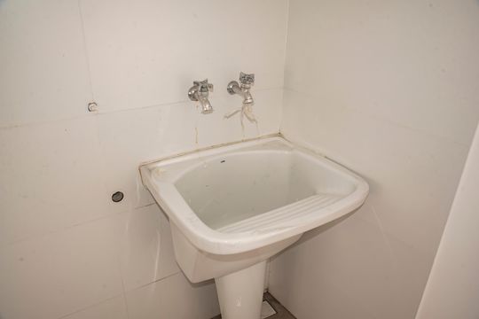 Casa com 3 quartos e varanda. Churrasqueira no condomínio. Ideal para comprar. — Garagem/Área de serviço
