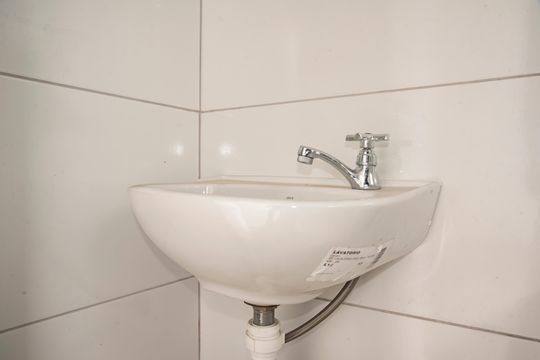 Casa com 3 quartos e varanda. Churrasqueira no condomínio. Ideal para comprar. — Banheiro de serviço