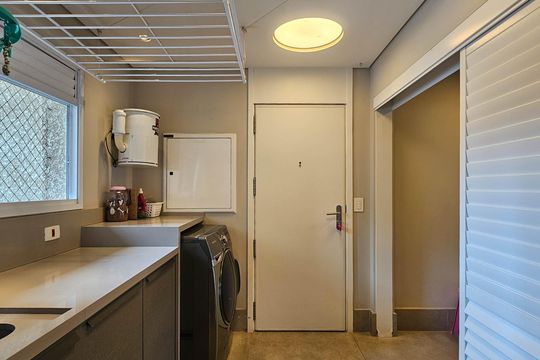 Compra de apartamento mobiliado em Água Branca, com 4 quartos e varanda gourmet. — Área de Serviço