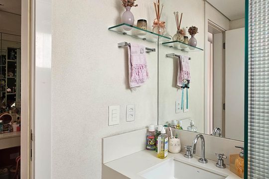 Compra de apartamento mobiliado em Água Branca, com 4 quartos e varanda gourmet. — Banheiro da Suíte 1