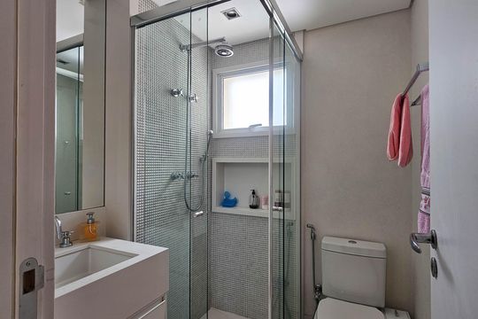 Compra de apartamento mobiliado em Água Branca, com 4 quartos e varanda gourmet. — Banheiro da Suíte 1
