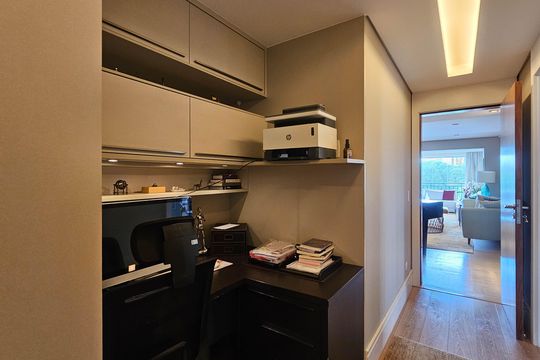 Compra de apartamento mobiliado em Água Branca, com 4 quartos e varanda gourmet. — Corredor