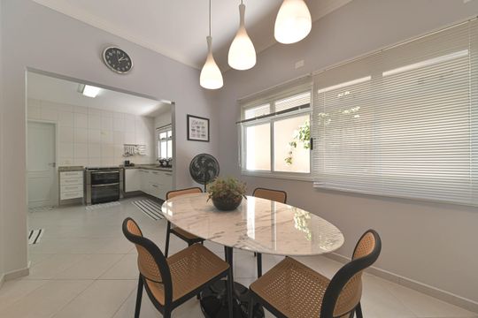 Casa mobiliada para comprar: 4 quartos, quintal, churrasqueira no condomínio, aceita animais. — Copa