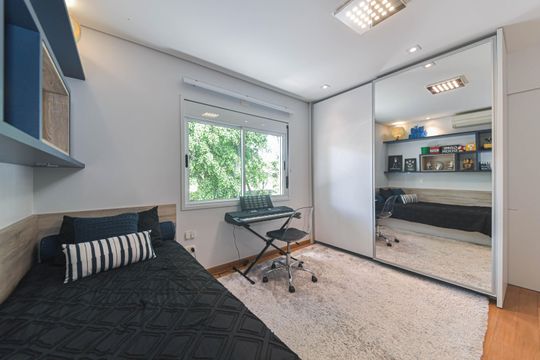Casa mobiliada para comprar: 4 quartos, quintal, churrasqueira no condomínio, aceita animais. — Suíte 1
