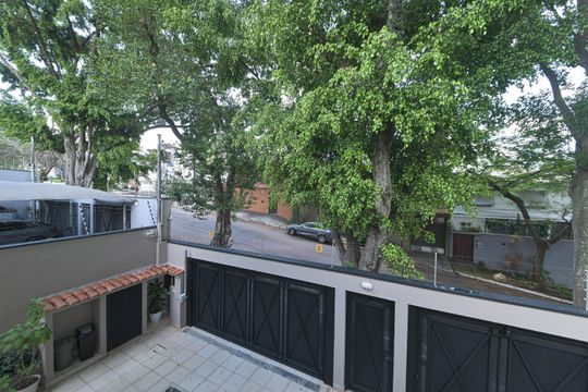 Casa mobiliada para comprar: 4 quartos, quintal, churrasqueira no condomínio, aceita animais. — Sacada - Vista